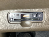 ハンドルの左下にETCがついています。高速道路の料金所の通過も楽々です。 カードの取り出しもしやすい場所についています。