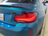 L字型リアコンビランプ:BMWの伝統的なデザインのひとつです。夜間でも誰が見てもBMWとわかる印象的なデザイン。
