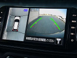 アラウンドビューモニターが運転席にいながら、クルマの前後左右の状況を映し出してくれます。