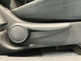 運転席はご自身の適切な運転ポジションへ移動可能なラチェットが付いております。