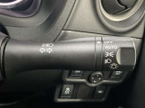【オートライト】車のセンサーが周囲の明るさを感知し、自動でヘッドライトを点灯・消灯する機能です。この機能は夕暮れ時の交通事故が多い時間帯の安全性を高めてくれます。