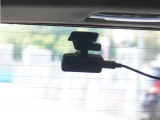 この車にはリアにもドライブレコーダーを装備しております◆映像・音声などを記録する自動車用の装置です。 もしもの事故の際の記録はもちろん、旅行の際の思い出としてドライブの映像を楽しむことができます。