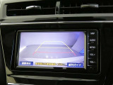 バックガイドモニター付き。車両後方の映像をナビ画面に表示し、駐車などの後退操作をサポートします。