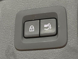 【パワーバックドア】スマートキーや運転席のボタンを押すだけでリアゲートが自動で開閉します!荷物を持っている時や、高い位置にあるバックドアを閉める際に便利な機能です♪