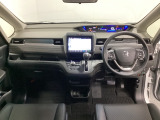 車内は光触媒抗菌消臭施工済です。スタイリッシュなデザインでスポーティなインパネ周りを演出します。グローブボックスやカップホルダーのほかにトレーなどたくさんの収納スペースが付いています。