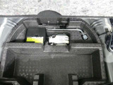 パンク修理剤とエアーポンプのセットです。スペアタイヤは装備していませんが空いたスペースを小物入れとして使用できます