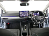 シンプルなデザインで視認性の高いインパネです。スイッチ類も大きく運転しながらの操作性も高い造りとなっています。