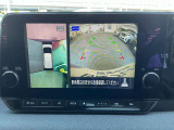 『アラウンドビューモニター』はスムーズな駐車と安全確認をサポートします。