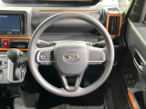 インテリアに合わせたデザインのステアリングは、運転される方のことも考え、運転しやすい形状、大きさです。是非一度、実際に触ってお確かめください。