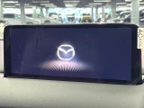 【10.25インチマツダコネクト】車内の雰囲気にマッチした大型ディスプレイ。スマホ接続でのナビ使用やBluetooth再生等、様々な機能が楽しめます。直感的なダイヤル操作が可能で、使い勝手も良好です。