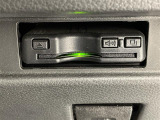 【ETC】有料道路を利用する際に料金所で停止することなく通過できる、ETC車載器(ノンストップ自動料金収受システム機器)が装備されています。セットアップを行うことで利用可能になります。