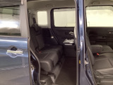 スライドドアだから、隣の車との距離が近い駐車場でも安心。チャイルドシートへの乗せ降ろしや、大きな荷物の積み込みもストレスなく行えます。