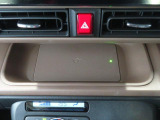 ワイヤレス充電機能 Qi がインパネセンタートレイにあり便利です。