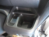 運転席の近くにドリンクホルダーがあるのでとても便利です。