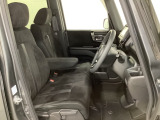 女性でも運転がしやすいように、シートの高さ調整機能(シートリフター)がついています。運転席と助手席の間が空いている為、助手席側への移動がスムーズです。交通量の多い道でも助手席側から乗り降りができます。