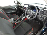 シンプルで使いやすいデザインの運転席です。