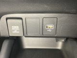 アクセサリーソケットはUSBのアダプターなどをつければ、スマホの充電にも使えます。横にはナビゲーション用の外部入力可能なUSB端子がついており、周辺には物が置けるトレーがついています。