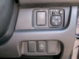 電格ドアミラーもついているので狭い駐車場やすれ違い時等に遠隔操作で格納出来ます。