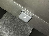 充電用USB端子付き。スマートフォンなどの充電に便利です。