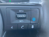 【プロパイロット】高速道路のロングドライブをアシスト。アクセル・ブレーキを制御し前方車との車間距離を保ち、ハンドル操作を制御アシストし走行車線を維持します。