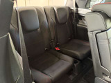 メルセデスのシートは少し硬めになっております。長時間の運転の際、適度な反発があることでお尻や腰の負担を減らす効果が御座います。