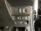 【両側電動スライドドア】リモコンや運転席のスイッチ操作のほか、ドアハンドルを少し引くだけでリアドアが自動開閉します♪