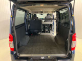 荷物の量や乗車人数に合わせて、分割できる可倒式の2列目シート。シートの半分を倒せば、荷室の長さを活かして脚立などが積めるうえ、1人で座ることも可能です。