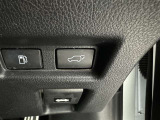 電動式バックドアです。 荷物を持ったままでもボタン一つで自動的に開け閉めできるので便利ですよ。 挟み込み防止機能も付いていますのでお子様の手や荷物を挟み込むのを防いでくれますよ。