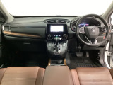 車内は光触媒抗菌消臭施工済です。インパネ周りはスタイリッシュなデザインです。グローブボックスやカップホルダーのほかにトレーなどたくさんの収納スペースが付いています。