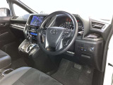 運転席周りのレイアウトをご覧ください。ナビゲーションが綺麗に装着されすっきり収まってますね!