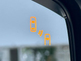 【リヤビークルディティクション】走行中、ドアミラーの死角になりやすい箇所に後続車が接近するとサイドミラー付近に警告を表示、ドライバーに注意喚起と、万一の際はハンドル操作をアシストをします。