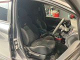 運転席、助手席です。ホールド感のあるニスモ専用シートです。アームレストも付いているので重宝します。