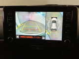 【パノラミックビューモニター】映像で、見づらい車両周辺の確認をアシスト。クルマを真上から見ているような映像を表示。 運転席から確認しにくい車両周囲の状況を把握。