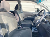 運転席まわりには十分なスペースがあり、大柄な方でもゆったり運転していただける環境です。