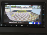 ギヤをRに入れるとナビの画面に後ろの映像が映るリヤカメラ付!後退時の安全確認やコンディションの悪い視界でもカラーバックモニターがドライバーをサポート☆☆☆