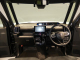 【運転席周り】 ドライバーが直感的に操作できるよう配置された、使い勝手の良いコクピットです。