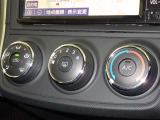 操作が簡単なマニュアルエアコンを装備しています。