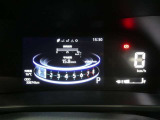 各操作スイッチは使いやすい位置に配置され、とっても見やすいメーターです。夜間時はラグジュアリーな気分にさせてくれる照明が魅力ですので、夜のドライブも楽しみになりますよ♪