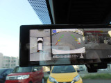 上から見下ろす感覚で駐車できる「アラウンドビュモニター」装備です。映像はルームミラーに映ります。 対応のナビを取り付ければナビ画面にも映す事が出来ます。