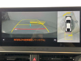 【パノラミックビューモニター】クルマを真上から見下ろした視点で駐車をサポートします!クルマの斜め後ろや真横など、いち早く障害物に気が付くことができます。
