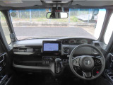 【インパネ周り】広々とした視界性の良い運転席です。ゆったりとした快適な乗り心地で運転できます。漆黒に映えるクロームメッキの輝きが特徴のインテリアです。