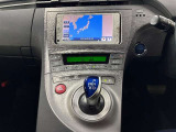 中古車選びで意外と見落としがちなポイントが、シフトレバー周辺の状態です。今回掲載している画像では、操作部分の使用感をはじめ、パネルの傷や擦れ、ボタン類の動作跡など、確認していただけます。