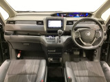 車内は光触媒抗菌消臭施工済です。スタイリッシュなデザインで暖かみのあるインパネ周りを演出します。グローブボックスやカップホルダーのほかにトレーなどたくさんの収納スペースが装備されています。