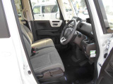 体が沈み込まないちょうどいい固さのシートなので、長時間の運転も疲れづらいんですよ♪足元もすっきりと広いです!