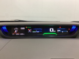 中央にデジタル表示のスピードメーターを配したハイブリット専用メーターになっています。左側のインフォメーション画面で燃費などの情報を確認できます。