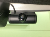 後方にもドライブレコーダーのカメラが付いています。前後両方でお車の周りを監視・記録いたします。