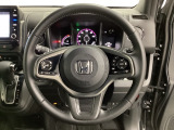 ハンドルにHondaセンシング系のクルーズコントロールやレーンキープアシストなどのスイッチと、オーディオの操作スイッチが装備されています。ハンドルから手を離さず安全に操作できます。