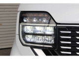 フルLEDヘッドライトで夜間走行の視認性も高く、先行車や対向車を検知し、オートライトは基より、ハイ/ロービームを自動で切り替える『オートハイビーム』も装備しています。
