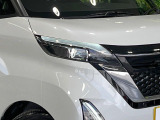 【LEDヘッドライト】悪天候や夜間走行時も良好な視界を確保し安心して運転できる高輝度LEDヘッドライトを装備!点灯速度が早く、消費電力も抑えられています。