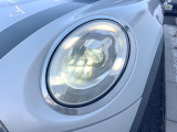 ●LEDヘッドライト:夜間走行時も良好な視界を確保し安心して運転できる高輝度LEDヘッドライトを装備!点灯速度が早く、消費電力も抑えられています。
